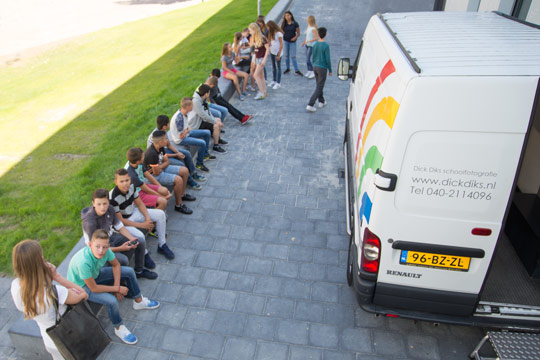 Met onze mobiele fotostudio kunnen wij de fotografiedag zo organiseren dat de dag rustig verloopt.